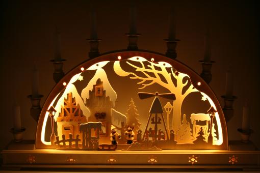 Schwibbogen Weihnachtsmarkt mit Kerzen und Beleuchtung 