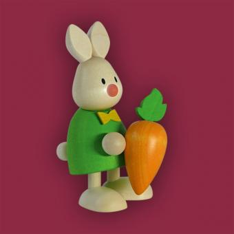 Hobler Osterhase Kaninchen Max mit großer Möhre 