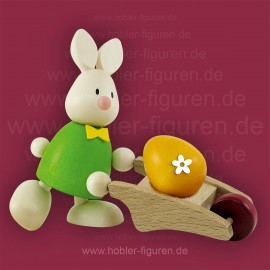 Hobler Osterhase Kaninchen Max mit Schubkarre und Ei 