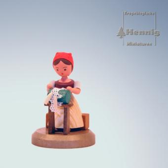 Hennig Miniaturen Klöppelfrau sitzend 