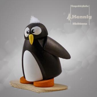 Hennig Miniaturen Pinguin auf Snowboard 