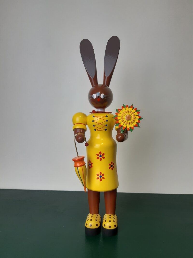 Hodrewa Legler Osterhasenfrau mit Blume und Schirm gelb – Bild 1