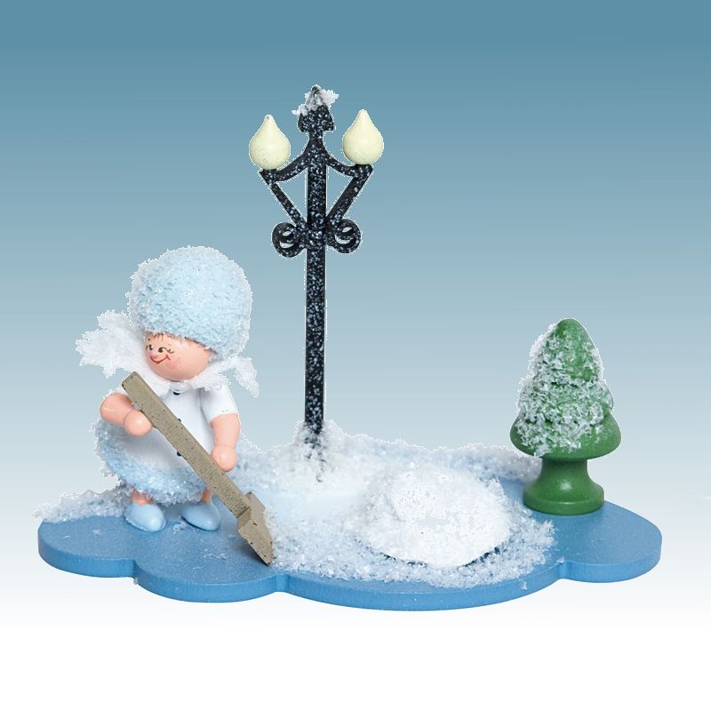 43348_schneefloeckchen-mit-schneeschippe.jpg Drechslerei Kuhnert Schneeflöckchen mit Schneeschippe auf Wolke – Bild 1