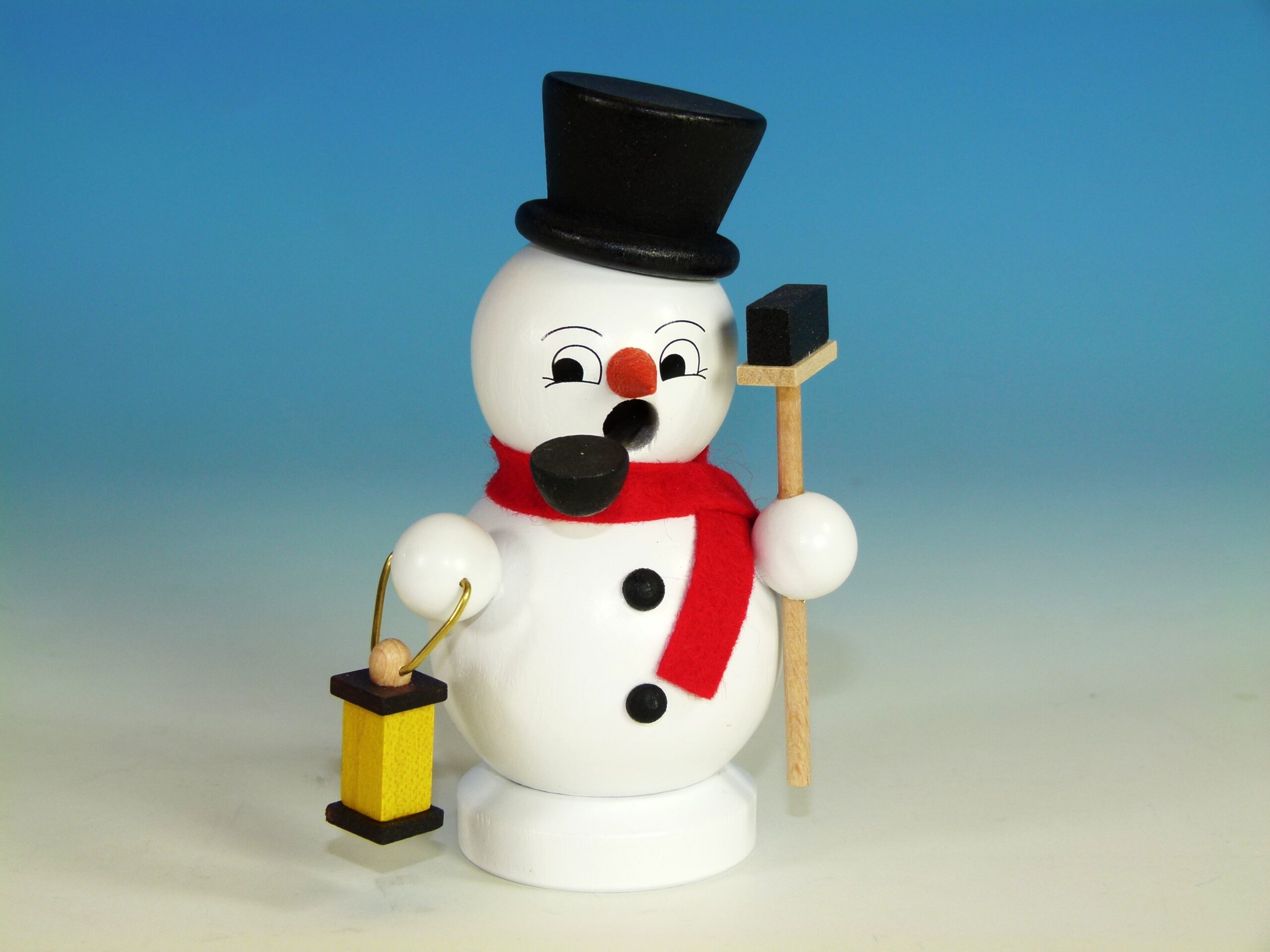 raeuchermann_schneemann_mit_laterne_und_besen_ullrich_kunsthandwerk_paul_ullrich_volkskunstbestehen_0183.jpg Paul Ullrich Räuchermann Schneemann mit Laterne und Besen – Bild 1