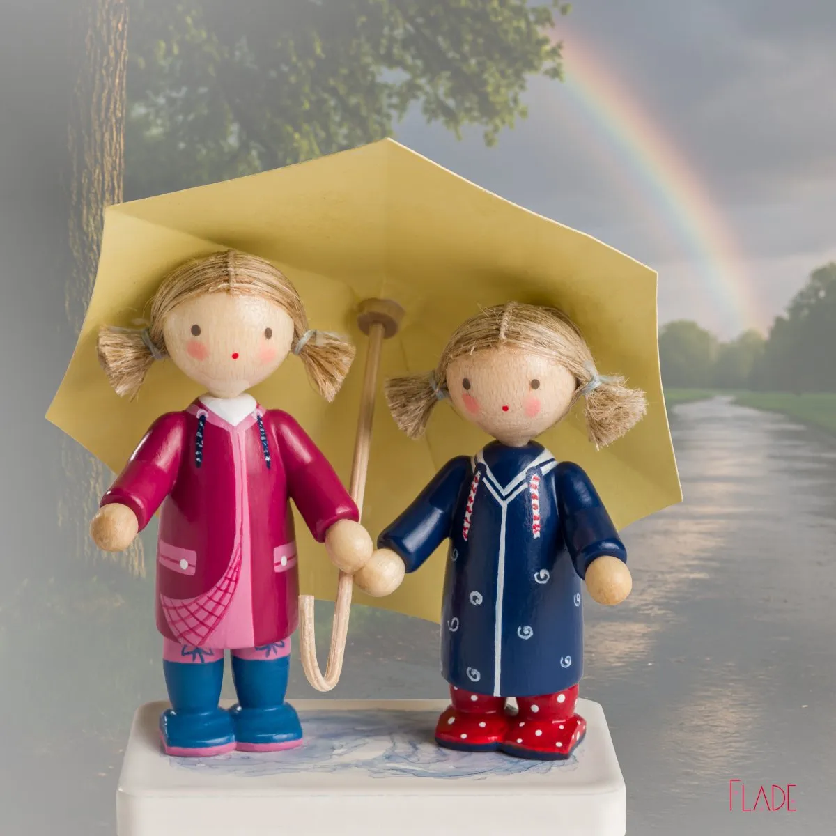 FLADE-and-friends-2025-Pfuetzenkinder-Maedels-unterm-Regenschirm Werkstätten Flade Mädels unterm Regenschirm Flade Friends Edition Neu 2025 – Bild 1