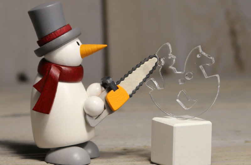 Räuchermännchen Schneemann mit Eisskulptur