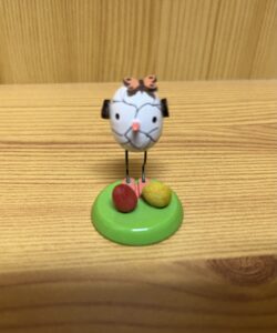 Steffi Walter Verrücktes Ei mit Schmetterling und Eier stehend