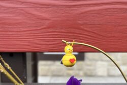 Steffi Walter Verrückte Kugelfigur Biene mit Herz