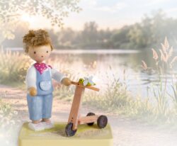 Flade Junge mit Roller